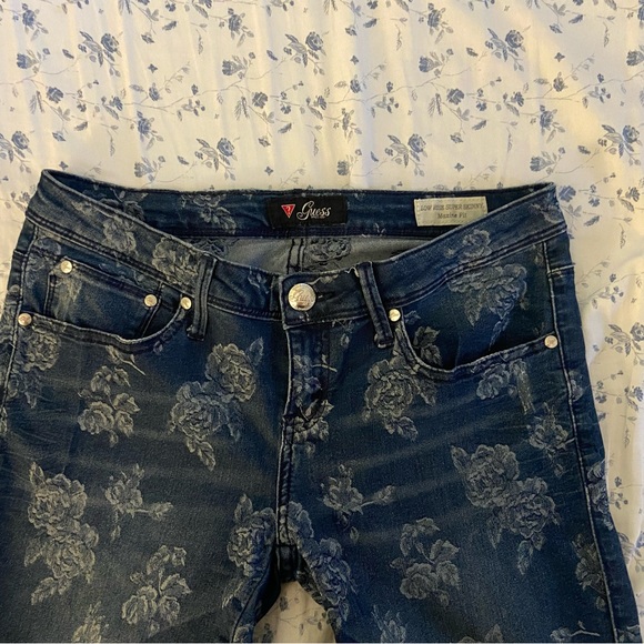 Guess Jeans floral low-rise skinny jean - Picture 3 of 4
